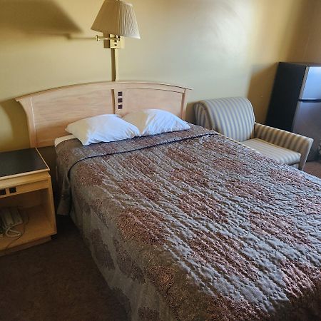 Hardisty Motel Екстериор снимка